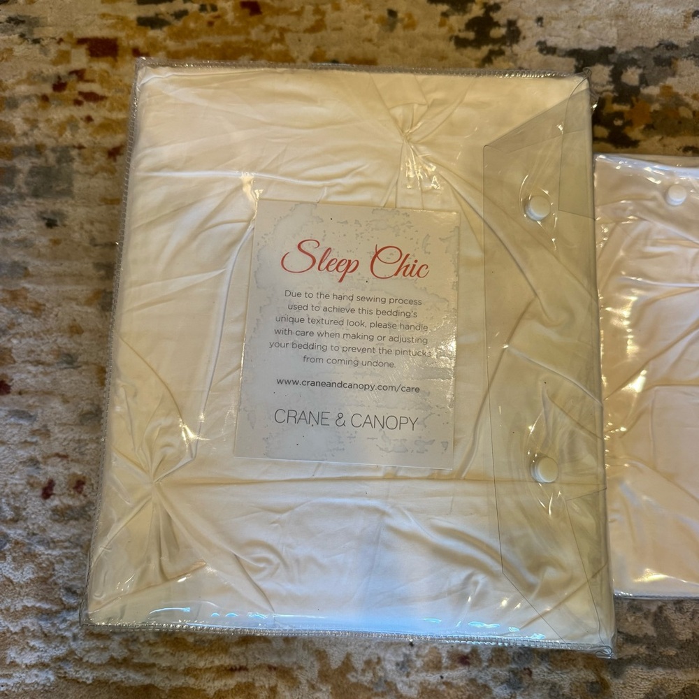 White Valencia Pintuck Luxurious King Duvet Cover and Two King Shams - Picture 9 of 11
